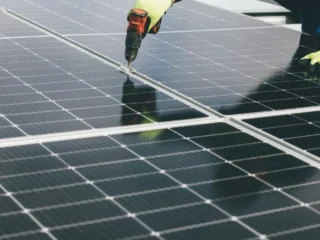 Energía solar en balcones: minicentrales eléctricas en auge