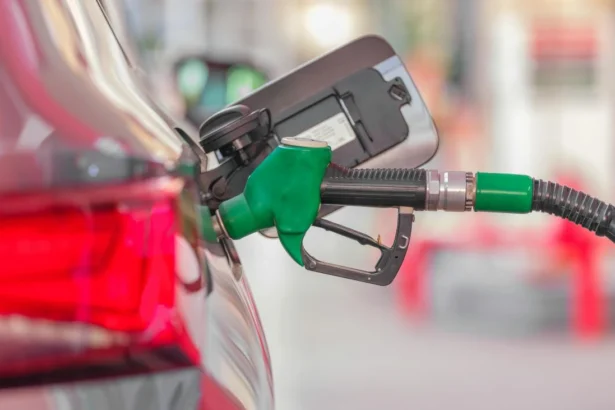 ¿Sube o baja la bencina? Revisa el precio del combustible para los próximos días