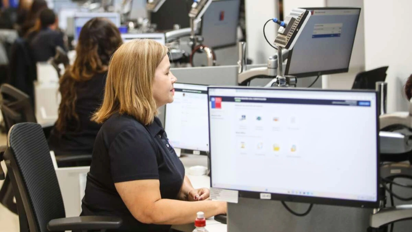 Sueldos superan los $2,3 millones: Conoce las ofertas laborales disponibles en el Ministerio de Economía y cómo postular a ellas