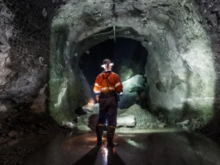 Antofagasta Minerals abre 46 vacantes con turnos 7x7 y 4x3 en Antofagasta, Coquimbo y Santiago