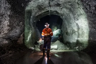 Antofagasta Minerals abre 46 vacantes con turnos 7x7 y 4x3 en Antofagasta, Coquimbo y Santiago