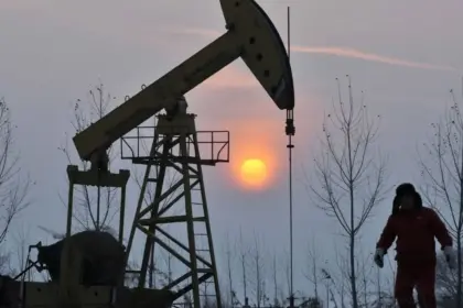 El petróleo cae bajo los US$ 60 y profundiza mínimos anuales ante señales geopolíticas y sobreoferta