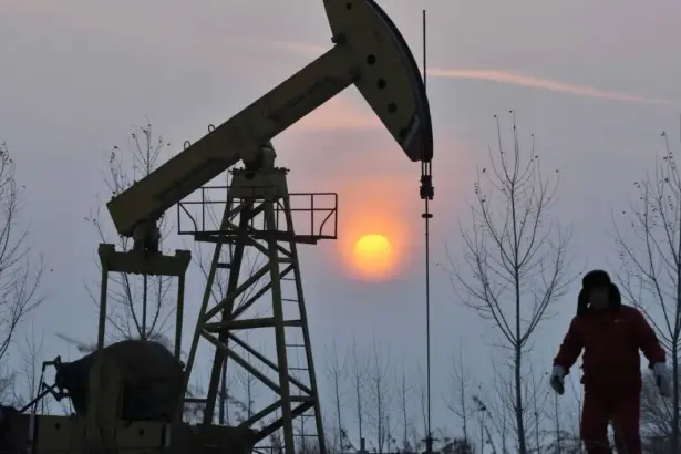 El petróleo cae bajo los US$ 60 y profundiza mínimos anuales ante señales geopolíticas y sobreoferta