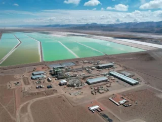 Especialistas alertan rezago de Chile frente al avance argentino en la industria del litio