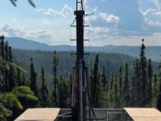 Freegold Ventures intersecta 1,53 g/t UA sobre 191,3 m en perforación de relleno en Golden Summit