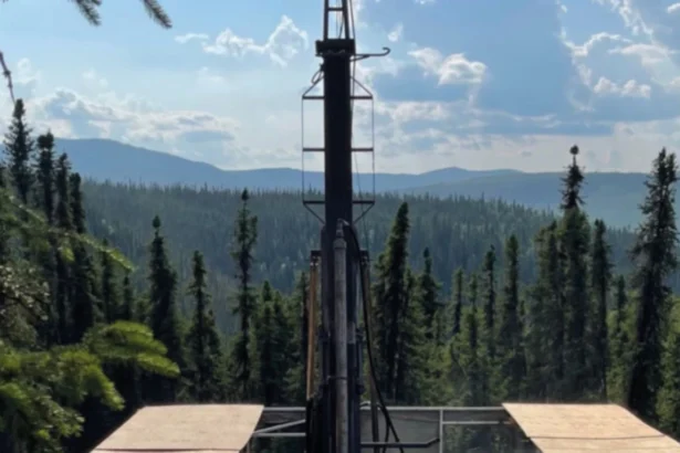 Freegold Ventures intersecta 1,53 g/t UA sobre 191,3 m en perforación de relleno en Golden Summit