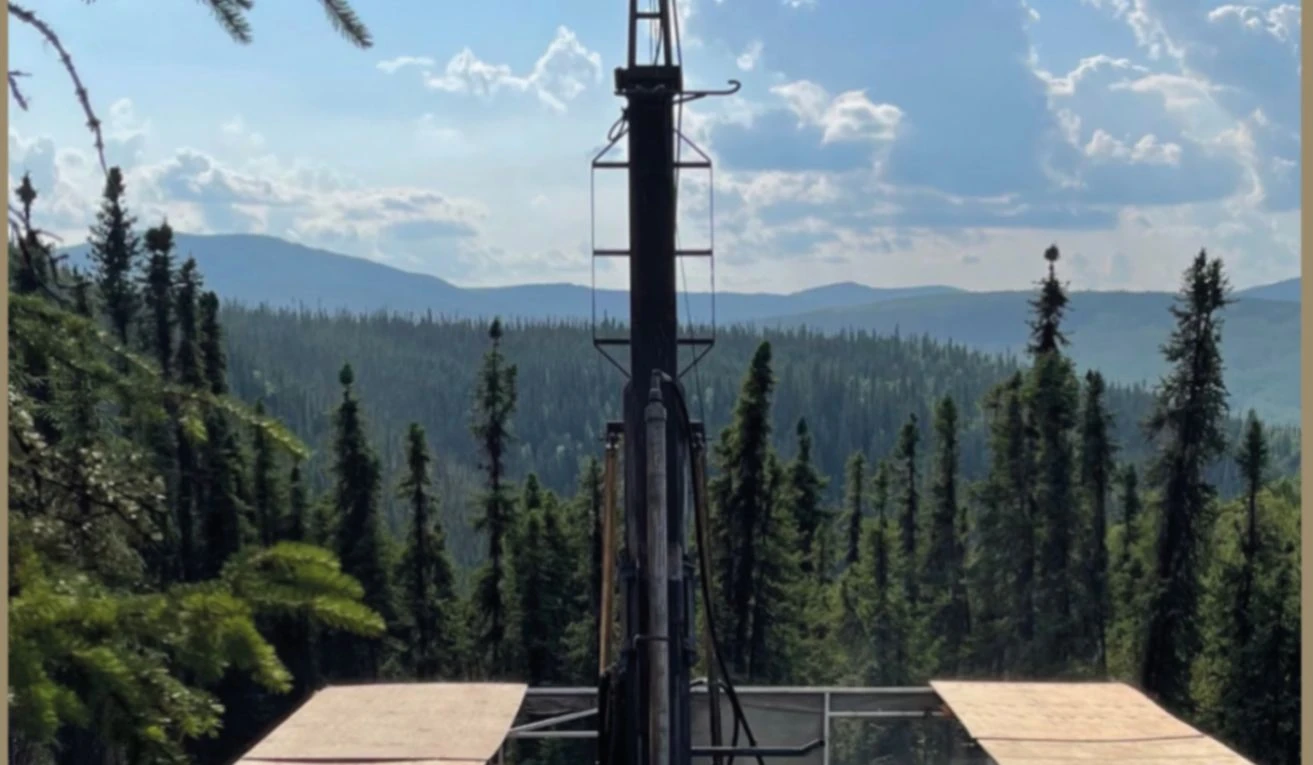 Freegold Ventures intersecta 1,53 g/t UA sobre 191,3 m en perforación de relleno en Golden Summit