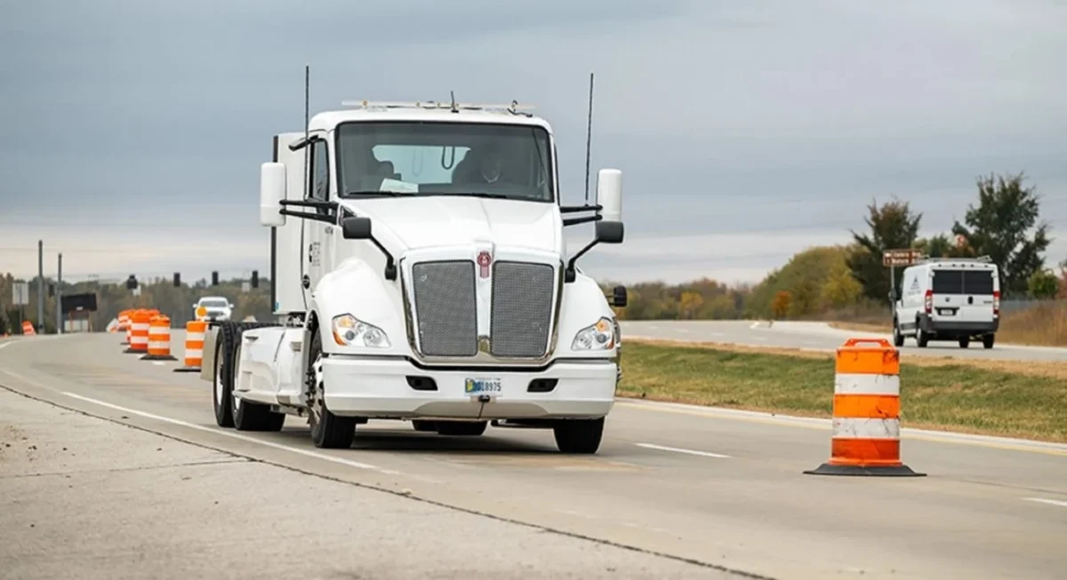 EE.UU. prueba la primera autopista capaz de cargar camiones eléctricos mientras avanzan