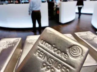 La plata rompe la barrera de los US$60 y alcanza un récord histórico en los mercados internacionales