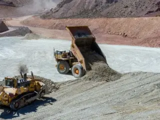Autoridades y trabajadores alertan por grietas en muro de relaves de Quebrada Blanca mientras Teck defiende estabilidad de la estructura
