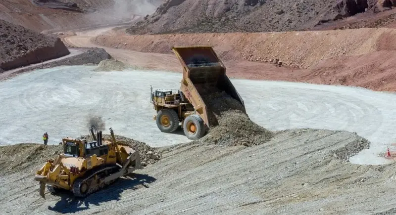Autoridades y trabajadores alertan por grietas en muro de relaves de Quebrada Blanca mientras Teck defiende estabilidad de la estructura