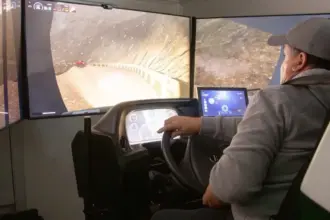 División El Teniente refuerza competencias de conducción segura con moderno simulador de buses y camiones