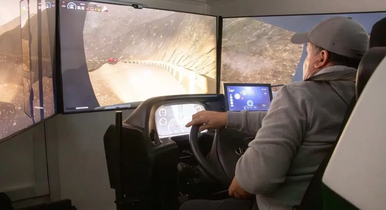 División El Teniente refuerza competencias de conducción segura con moderno simulador de buses y camiones División El Teniente refuerza competencias de conducción segura con moderno simulador de buses y camiones