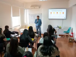 Altonorte y PRODEMU capacitaron a 20 mujeres en equipos de servicios