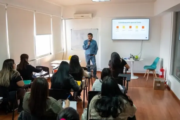 Altonorte y PRODEMU capacitaron a 20 mujeres en equipos de servicios