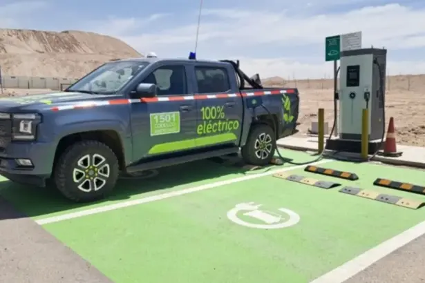 Electromovilidad: la pick-up de “300 km” que Codelco prueba en Ministro Hales y el paso que falta para escalarla