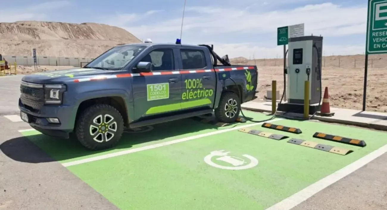 Electromovilidad: la pick-up de “300 km” que Codelco prueba en Ministro Hales y el paso que falta para escalarla