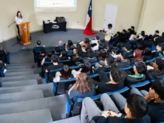 Lomas Bayas concluye con éxito el Programa Educación y Minería beneficiando a 240 estudiantes del Liceo Politécnico Los Arenales
