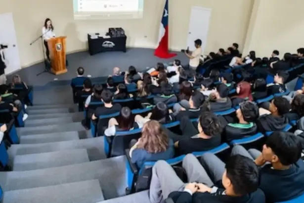Lomas Bayas concluye con éxito el Programa Educación y Minería beneficiando a 240 estudiantes del Liceo Politécnico Los Arenales