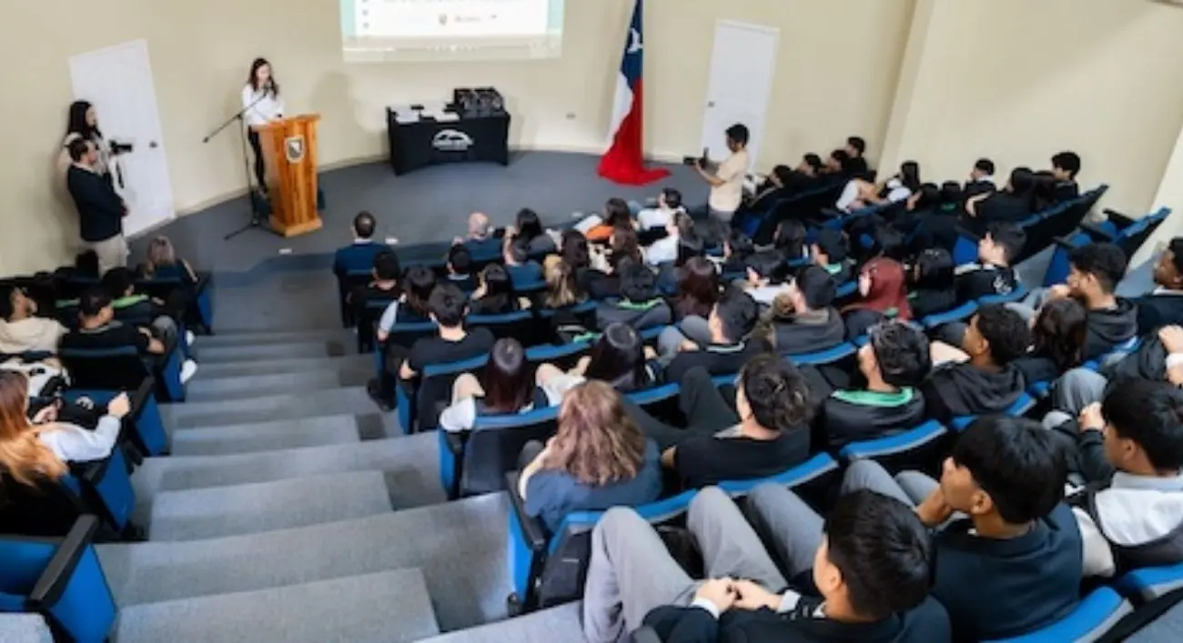 Lomas Bayas concluye con éxito el Programa Educación y Minería beneficiando a 240 estudiantes del Liceo Politécnico Los Arenales Lomas Bayas concluye con éxito el Programa Educación y Minería beneficiando a 240 estudiantes del Liceo Politécnico Los Arenales