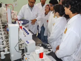 Estudiantes de Tocopilla conocen el Laboratorio Químico Central de Chuquicamata y proyectan su futuro profesional