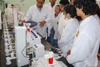 Estudiantes de Tocopilla conocen el Laboratorio Químico Central de Chuquicamata y proyectan su futuro profesional
