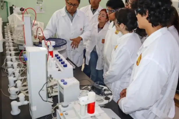 Estudiantes de Tocopilla conocen el Laboratorio Químico Central de Chuquicamata y proyectan su futuro profesional