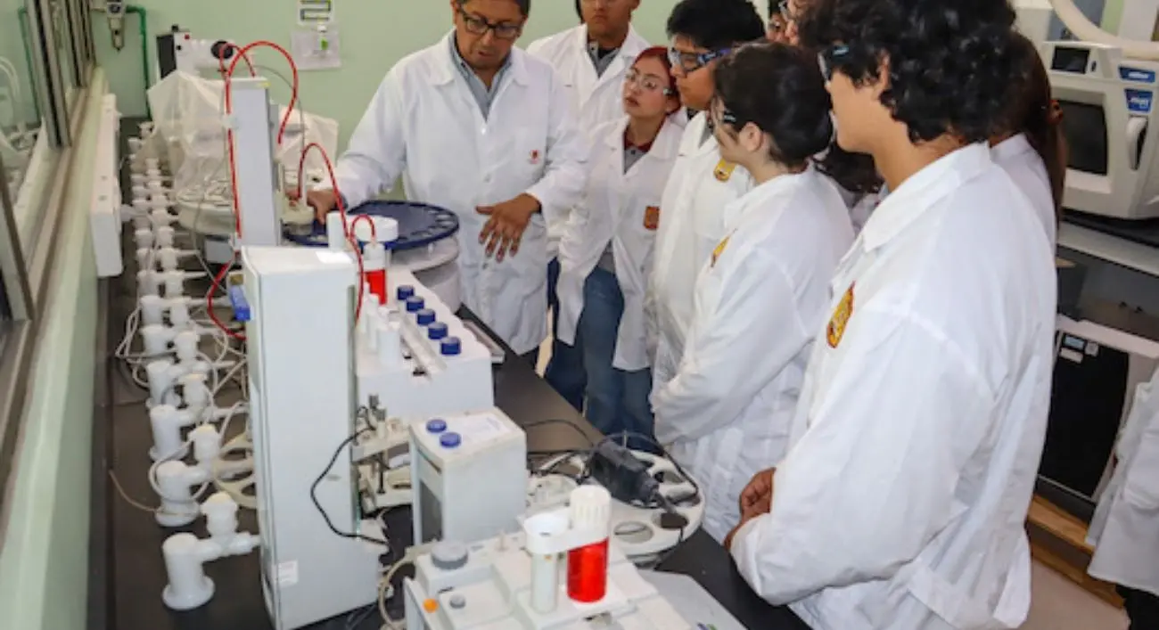 Estudiantes de Tocopilla conocen el Laboratorio Químico Central de Chuquicamata y proyectan su futuro profesional