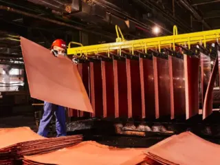 El cobre alcanza nuevo récord impulsado por temores de oferta y señales monetarias externas