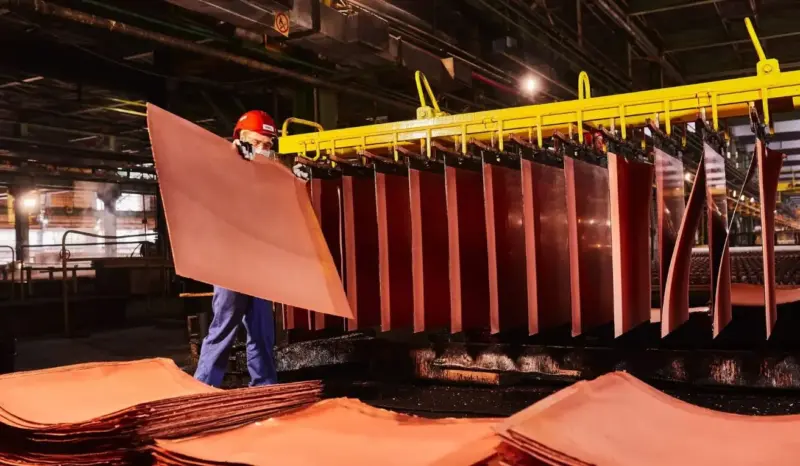 El cobre alcanza nuevo récord impulsado por temores de oferta y señales monetarias externas