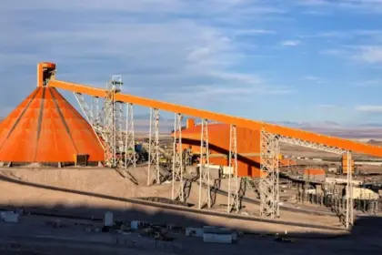 El cobre supera los US$12.000 la tonelada por primera vez impulsado por aranceles y restricciones de oferta