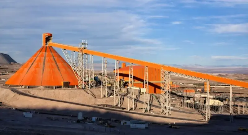 El cobre supera los US$12.000 la tonelada por primera vez impulsado por aranceles y restricciones de oferta