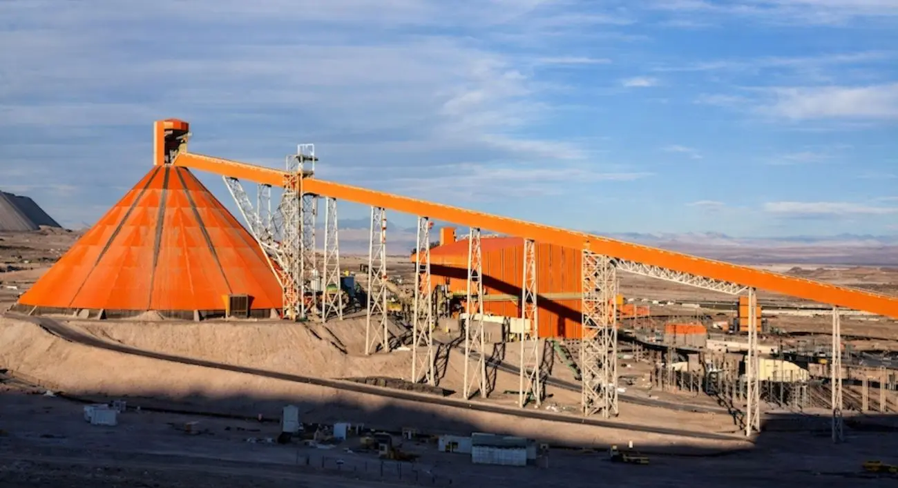 El cobre supera los US$12.000 la tonelada por primera vez impulsado por aranceles y restricciones de oferta