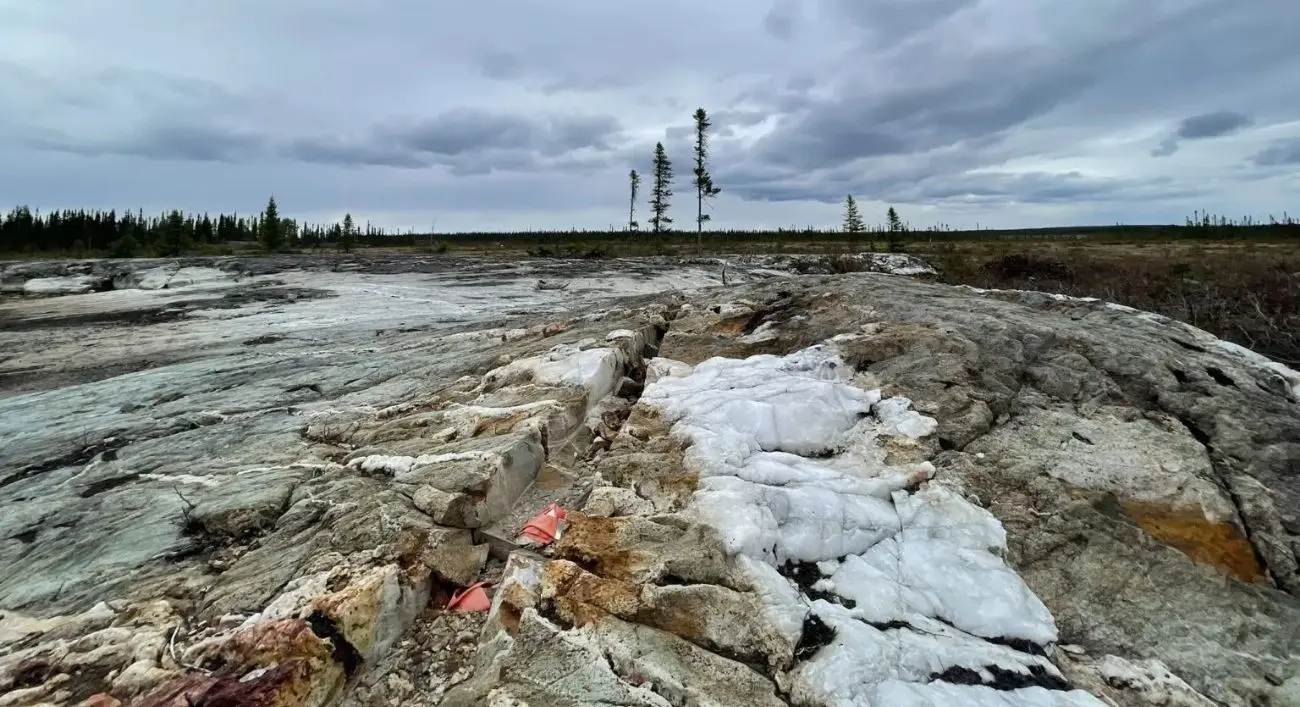 Azimut Exploration y un extenso campo de pegmatita de litio en Wabamisk East, Quebec