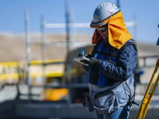 Syncore abre vacantes para minería y obras en Antofagasta y Santiago