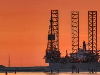 Sube el petróleo: OPEP+ firme y crecen tensiones entre Venezuela y EE.UU.