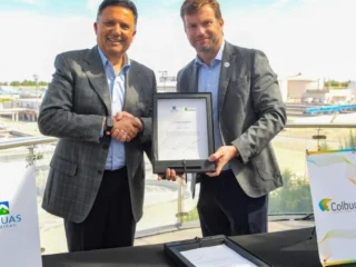 Aguas Andinas y Colbún sellan alianza para operar con energía renovable