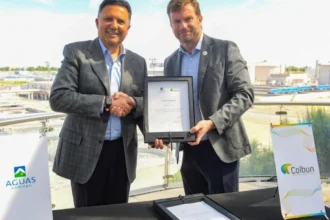 Aguas Andinas y Colbún sellan alianza para operar con energía renovable