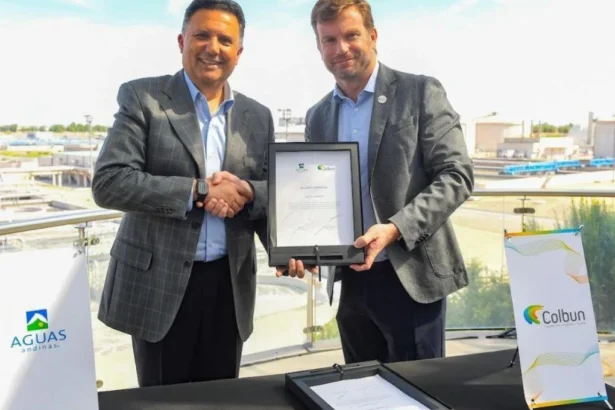 Aguas Andinas y Colbún sellan alianza para operar con energía renovable