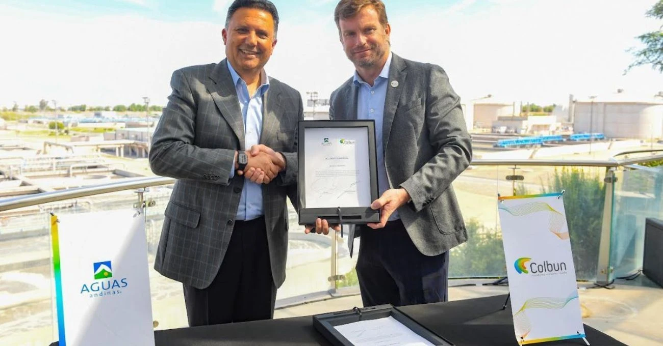 Aguas Andinas y Colbún sellan alianza para operar con energía renovable