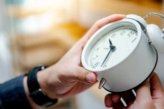 Chile ajustará relojes: cambio al horario de invierno