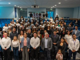 Minería: Antofagasta Minerals capacita a mujeres para operar camiones de alto tonelaje