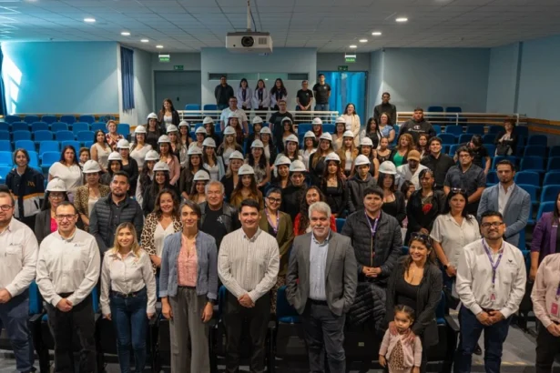 Minería: Antofagasta Minerals capacita a mujeres para operar camiones de alto tonelaje