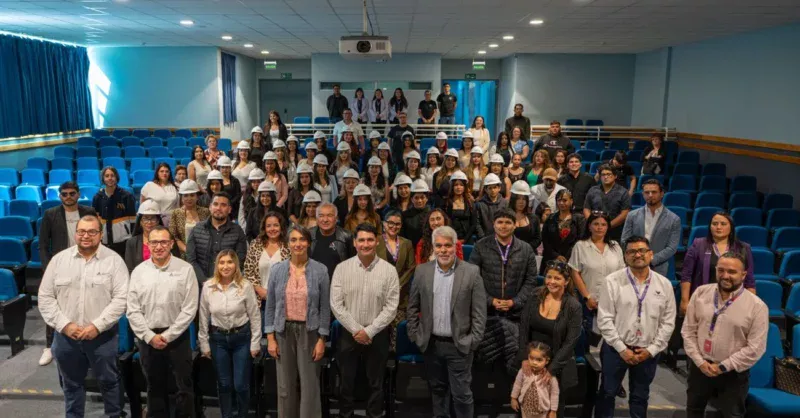 Minería: Antofagasta Minerals capacita a mujeres para operar camiones de alto tonelaje