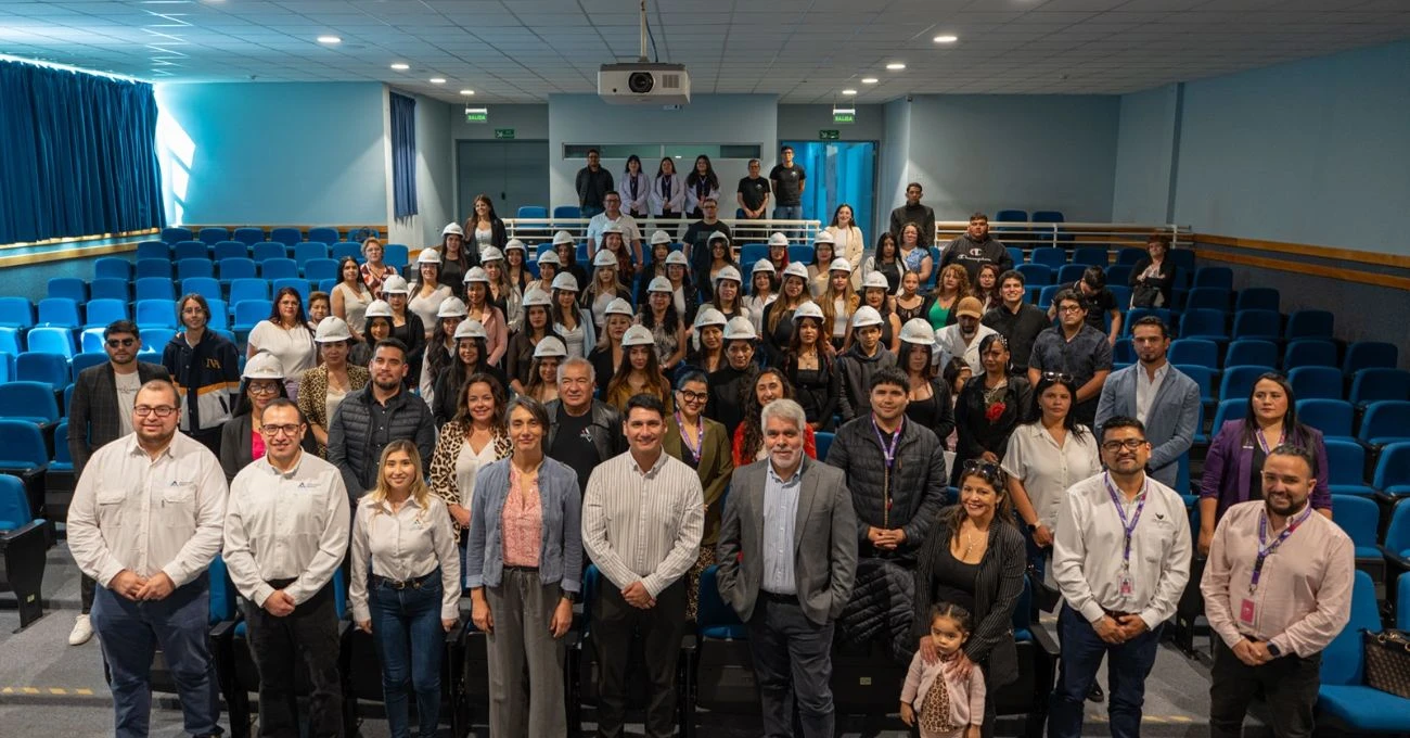 Minería: Antofagasta Minerals capacita a mujeres para operar camiones de alto tonelaje