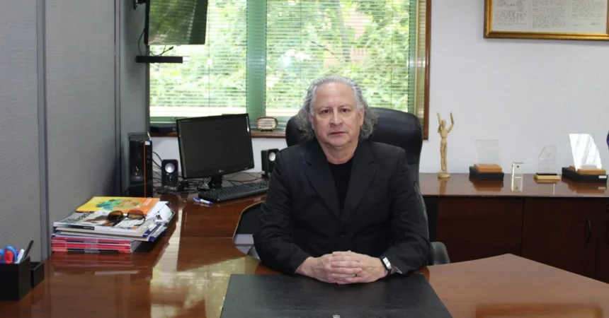 Carlos Carmona es elegido nuevo presidente del Instituto de Ingenieros de Minas Carlos Carmona es elegido nuevo presidente del Instituto de Ingenieros de Minas