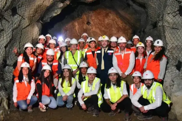 SENCE y Mine Class certifican a 20 egresados fortaleciendo el futuro de la minería