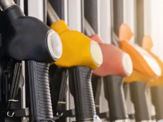 Bajan precios de combustibles en Chile: alivio económico para consumidores este año