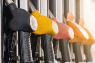 Bajan precios de combustibles en Chile: alivio económico para consumidores este año
