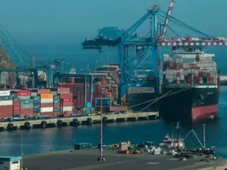 Exportaciones chilenas alcanzan récord histórico en 2025 impulsadas por minería y servicios